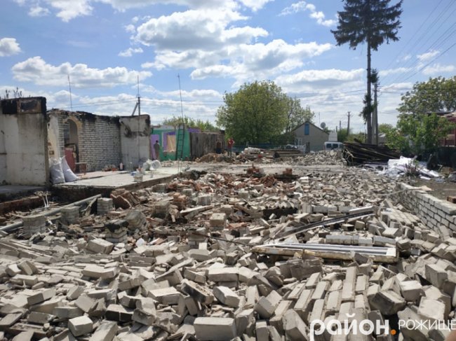 Масштабна пожежа у Рожищі: на чоловіка впала стіна. ФОТО