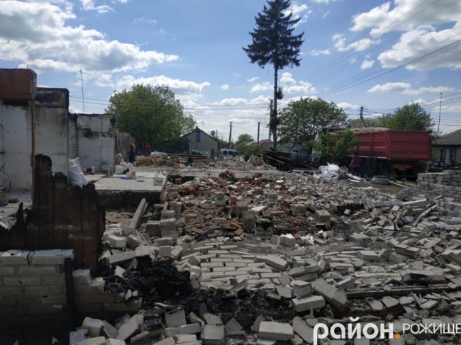 Масштабна пожежа у Рожищі: на чоловіка впала стіна. ФОТО