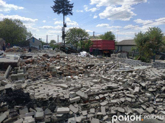 Масштабна пожежа у Рожищі: на чоловіка впала стіна. ФОТО