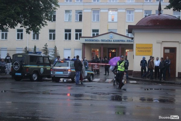 Як у луцьких лікарнях бомбу шукали. ФОТО