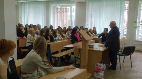 Волинські студенти зустрілись із відомим письменником. ФОТО