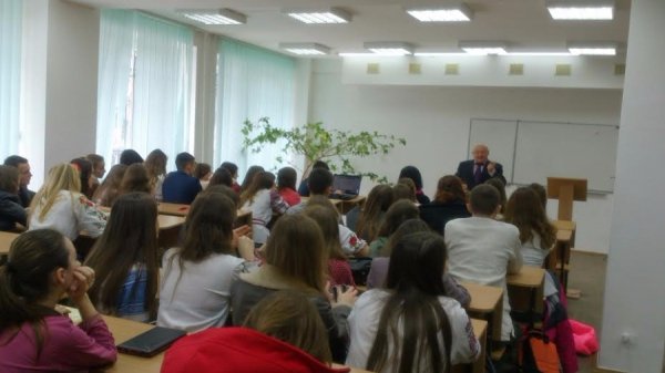 Волинські студенти зустрілись із відомим письменником. ФОТО