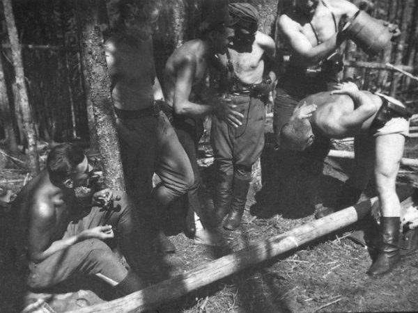 Повстанська лазня. Воду ллє сотенний Дмитро 