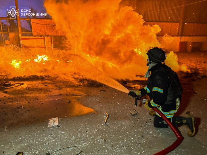 Росіяни у Херсоні атакували рятувальників, які гасили пожежу після обстрілу