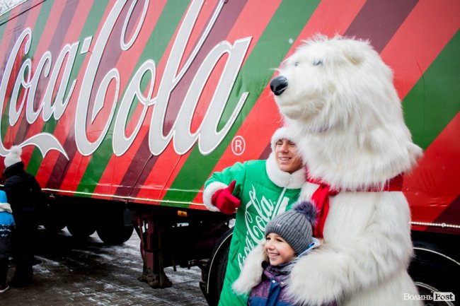 Центр Луцька «поставила на вуха» новорічна фура «Coca-Cola». ФОТО