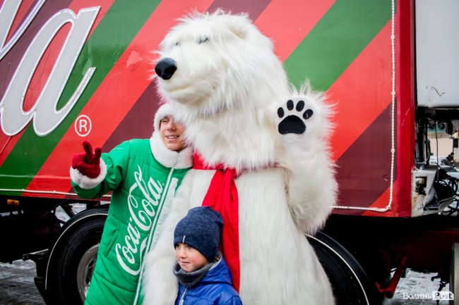 Центр Луцька «поставила на вуха» новорічна фура «Coca-Cola». ФОТО