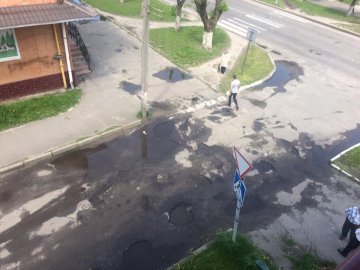 «Вже не одна людина зламала ногу» – у Ковелі просять відремонтувати дорогу. ФОТО