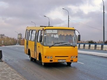 Водій луцької маршрутки регулярно ігнорує пасажирів та зупиняється посеред дороги