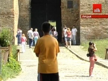 Туристи на Волині проти «лєтніка» в замку Любарта. ВІДЕО