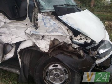Аварія під Луцьком: бус врізався в вантажівку
