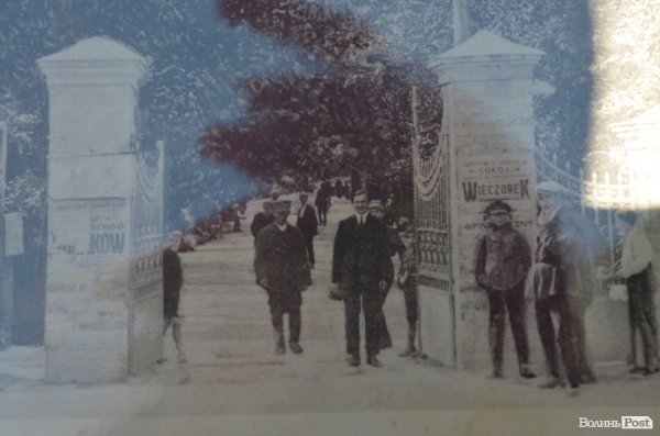 Вхід до парку, що колись був на території нинішнього Театрального майдану