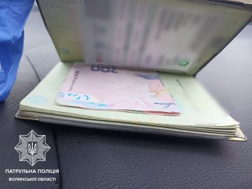 У Луцьку зупинили водія, позбавленого права керування: його товариш хотів «порішати»