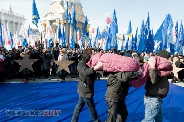 У Києві «Януковича» закидали яйцями. ФОТО