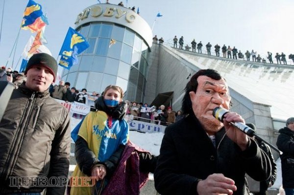 У Києві «Януковича» закидали яйцями. ФОТО