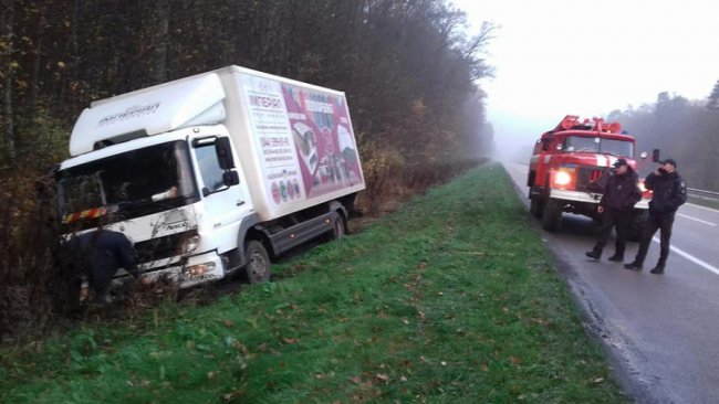 На трасі «Устилуг – Луцьк - Рівне» вантажівка злетіла з дороги у кювет. ФОТО