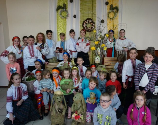 У Луцьку відкрили  майстерню, де діток навчають писанкарству