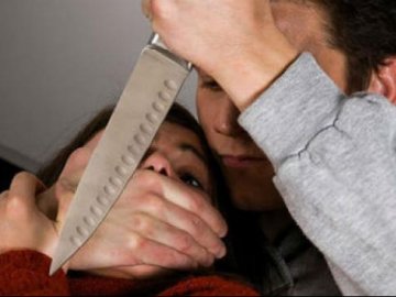 Волинський суд відправив у тюрму чоловіка, який 5 років тому зарізав молоду жінку