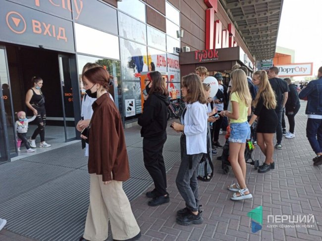 До луцького «МакДональдзу» – довжелезні черги