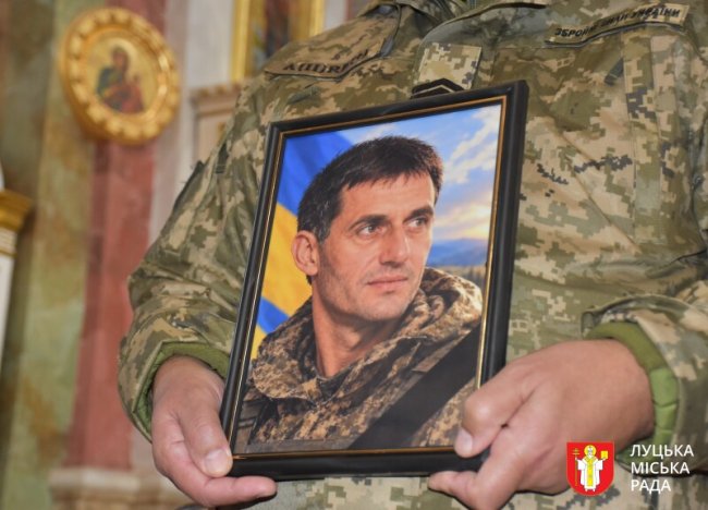 Ексгравець збірної України, «Динамо», «Дніпра» та «Волині»: у Луцьку попрощалися з воїном Романом Максимюком
