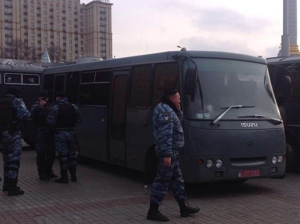 Йолка, Майдан, спецназ і квіти. ФОТО