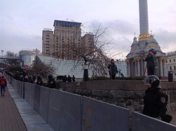 Йолка, Майдан, спецназ і квіти. ФОТО