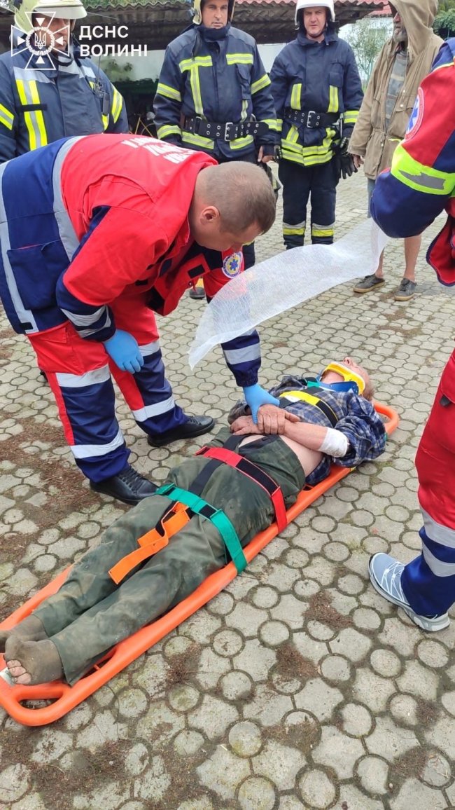 На Волині рятувальники допомогли чоловікові, який впав у погріб