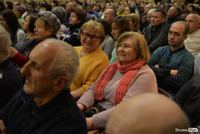 Дороги, поштарі, сільська медицина і школи: про що волиняни питали Петра Порошенка