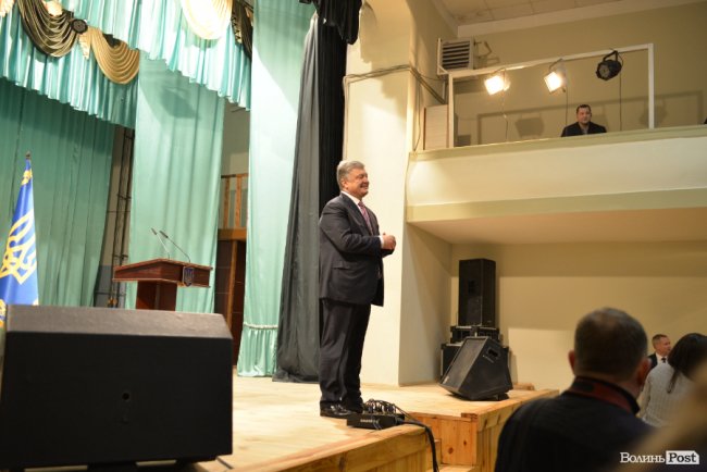 Дороги, поштарі, сільська медицина і школи: про що волиняни питали Петра Порошенка