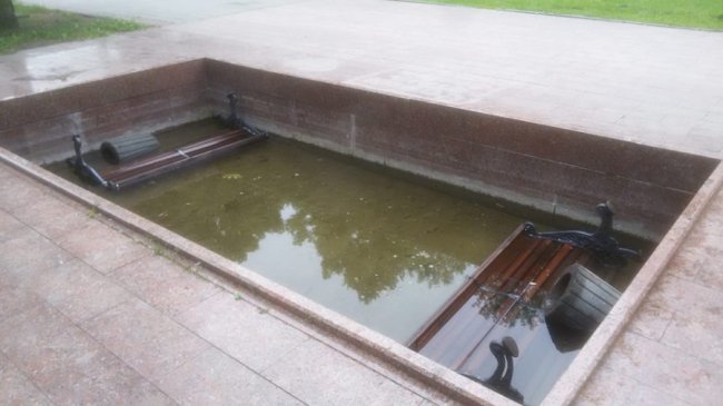 У центральному парку Луцька вандали покидали в фонтан лавки і смітники. ФОТО