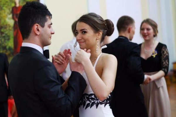 Луцькі студенти під час проведення Віденського балу збирали кошти на благодійність. ФОТО