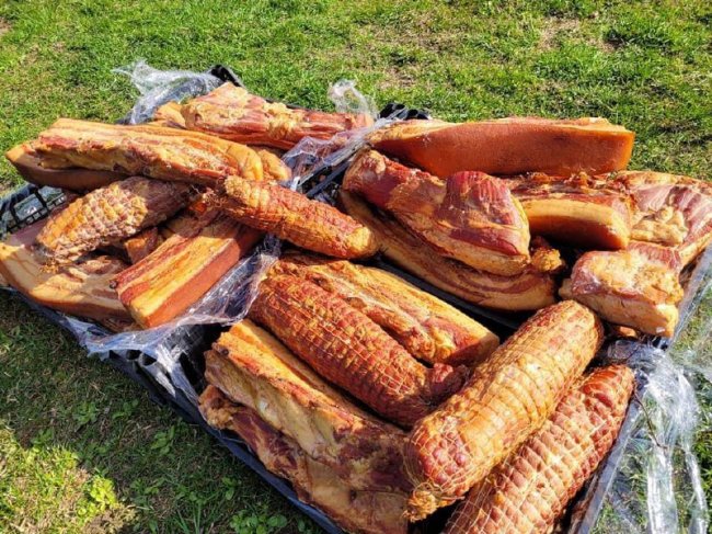 Годує воїнів і знімає ТіkТоk: чоловік з села на Волині передав для ЗСУ півтори тонни копченого м’яса