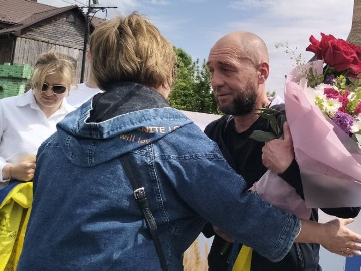 Пішов добровольцем у перші дні великої війни: у Луцьку зустріли звільненого з полону Андрія Артисюка