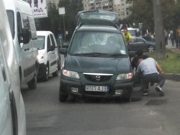 У Луцьку на проїжджій частині – небезпечна яма. ФОТО