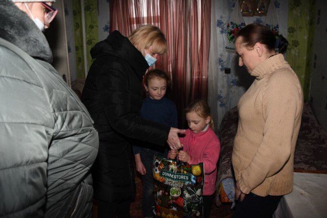Маленькі волиняни, які опинилися в складних життєвих обставинах, отримали подарунки до свята Миколая