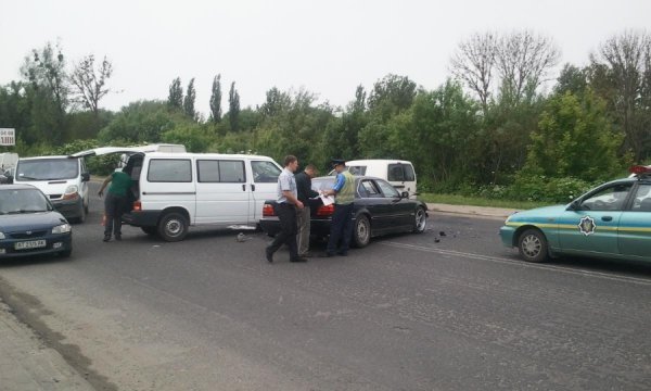 У Луцьку на Набережній зіткнулися легковик та бус. ФОТО