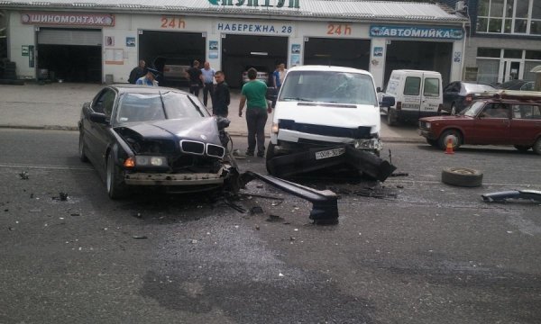 У Луцьку на Набережній зіткнулися легковик та бус. ФОТО