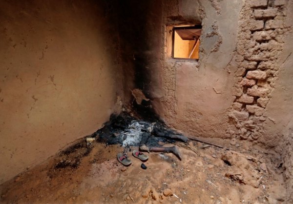 Обвуглене тіло нібито повстанця-ісламіста, якого спалили жителі Конни, 27 січня 2013. ERIC GAILLARD, Малі