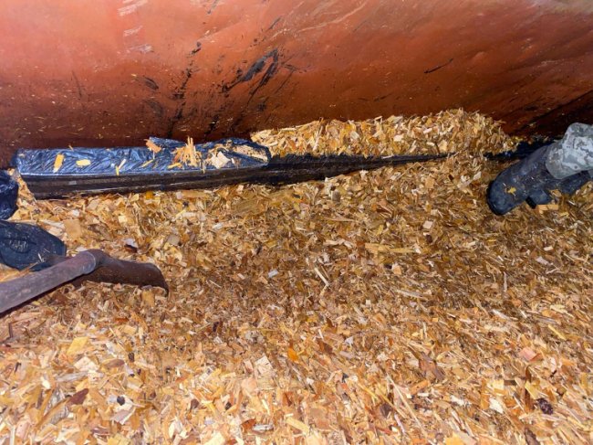 На Волині прикордонники знайшли у поїзді під шаром тирси контрабандні цигарки, які везли до Польщі. ФОТО, ВІДЕО