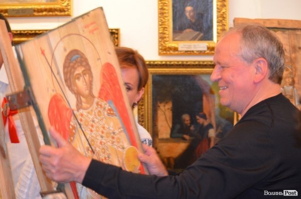У Луцьку продавали ікони на потреби вояків АТО. ФОТО