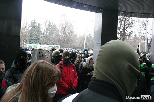 «Правий сектор» під стінами СБУ Волині. ФОТО. ВІДЕО