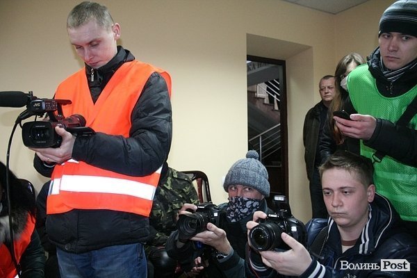 «Правий сектор» під стінами СБУ Волині. ФОТО. ВІДЕО