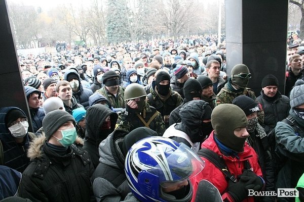 «Правий сектор» під стінами СБУ Волині. ФОТО. ВІДЕО