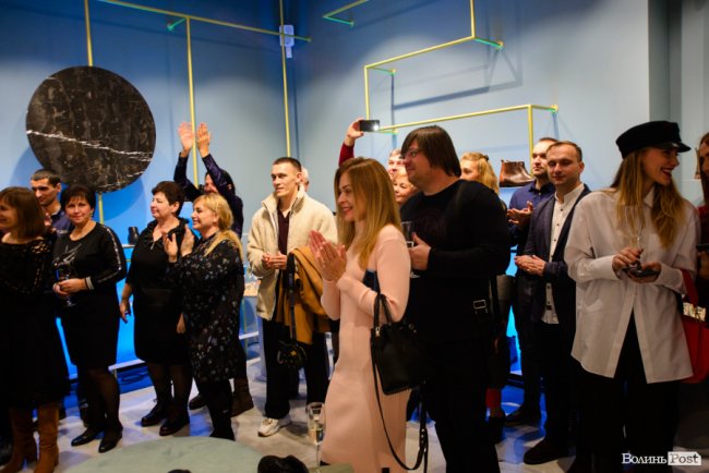 У кожну пару ми «зашиваємо» любов: у центрі Луцька відкрили унікальний взуттєвий простір-кав’ярню «IKOS»*