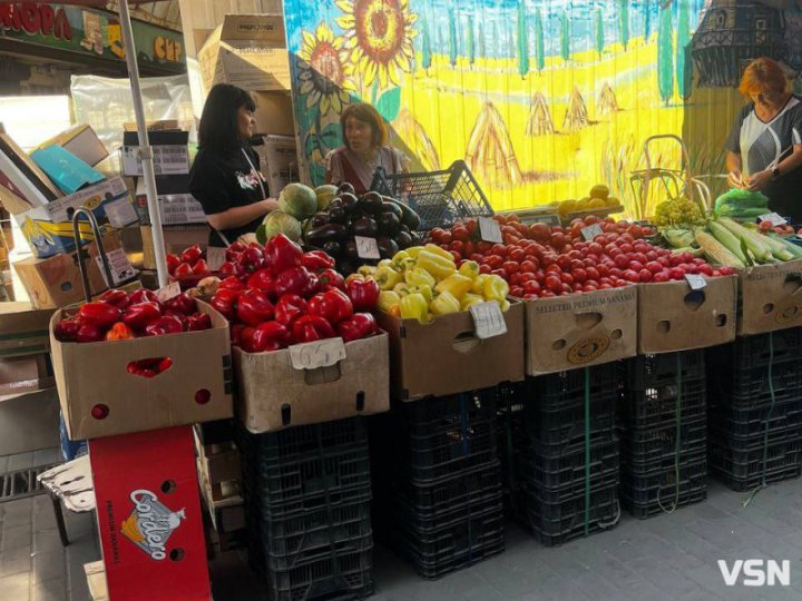 Сезон консервації у розпалі: які ціни на помідори, огірки та перець на луцьких ринках