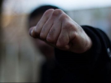 У Нововолинську п'ятеро молодиків побили та пограбували чоловіка