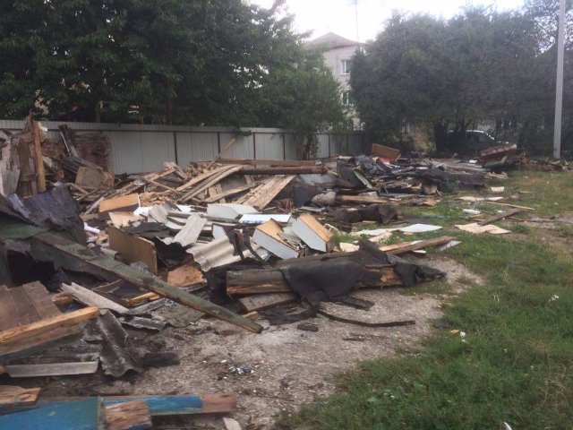 У Луцьку два місяці не прибирають сміття після демонтажу гаражів