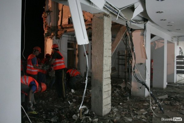 Обвал зсередини: з магазину вигрібають уламки стін і виносять товар