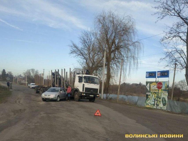 На Волині Volkswagen влетів у лісовоз: рух ускладнений. ФОТО