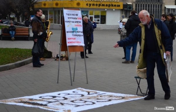 «НКВДисти-охоронці хліба» в Луцьку нагадують про голодомор. ФОТО 