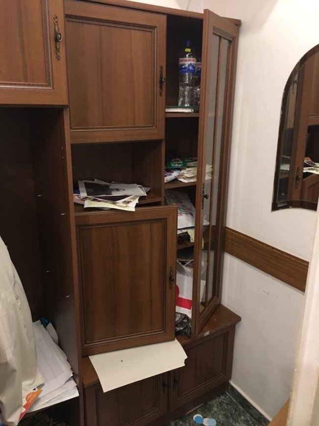 Вибиті двері та вікна, розкидані документи: як відбувались обшуки у луцькому «Ренесансі». ФОТО